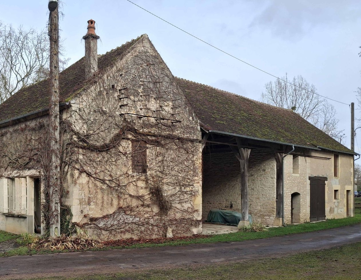 La grange aujourd'hui, à l'abandon, depuis le chemin
