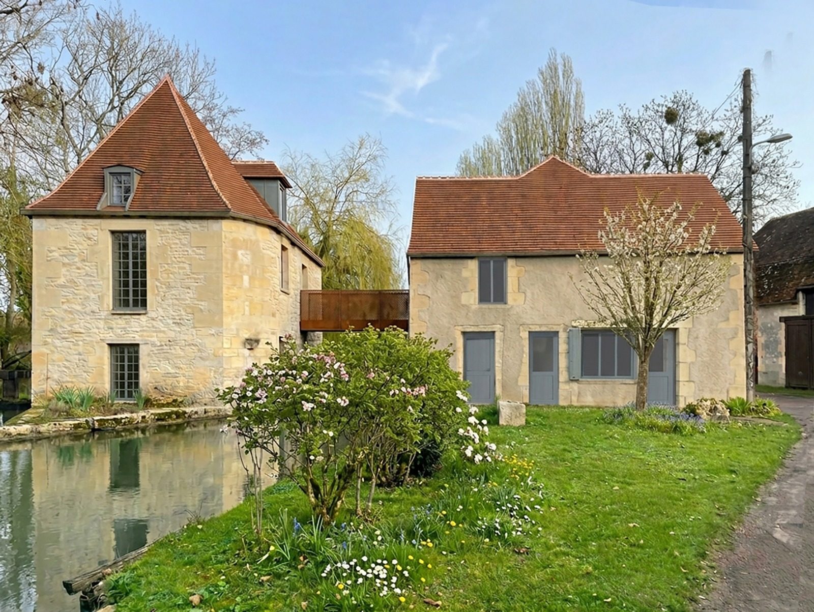 Le moulin et la grange restaurés, au bord du Nohain
